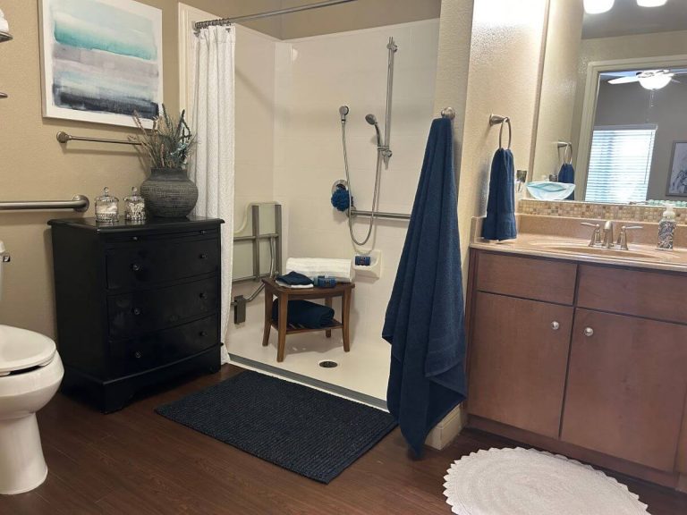 The Pavilion at Great Hills - Catered Living bathroom